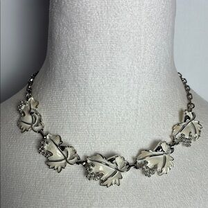 Sarah Cov Vintage Elegant Silver Tone Enamel Leaf Necklace - Chocker